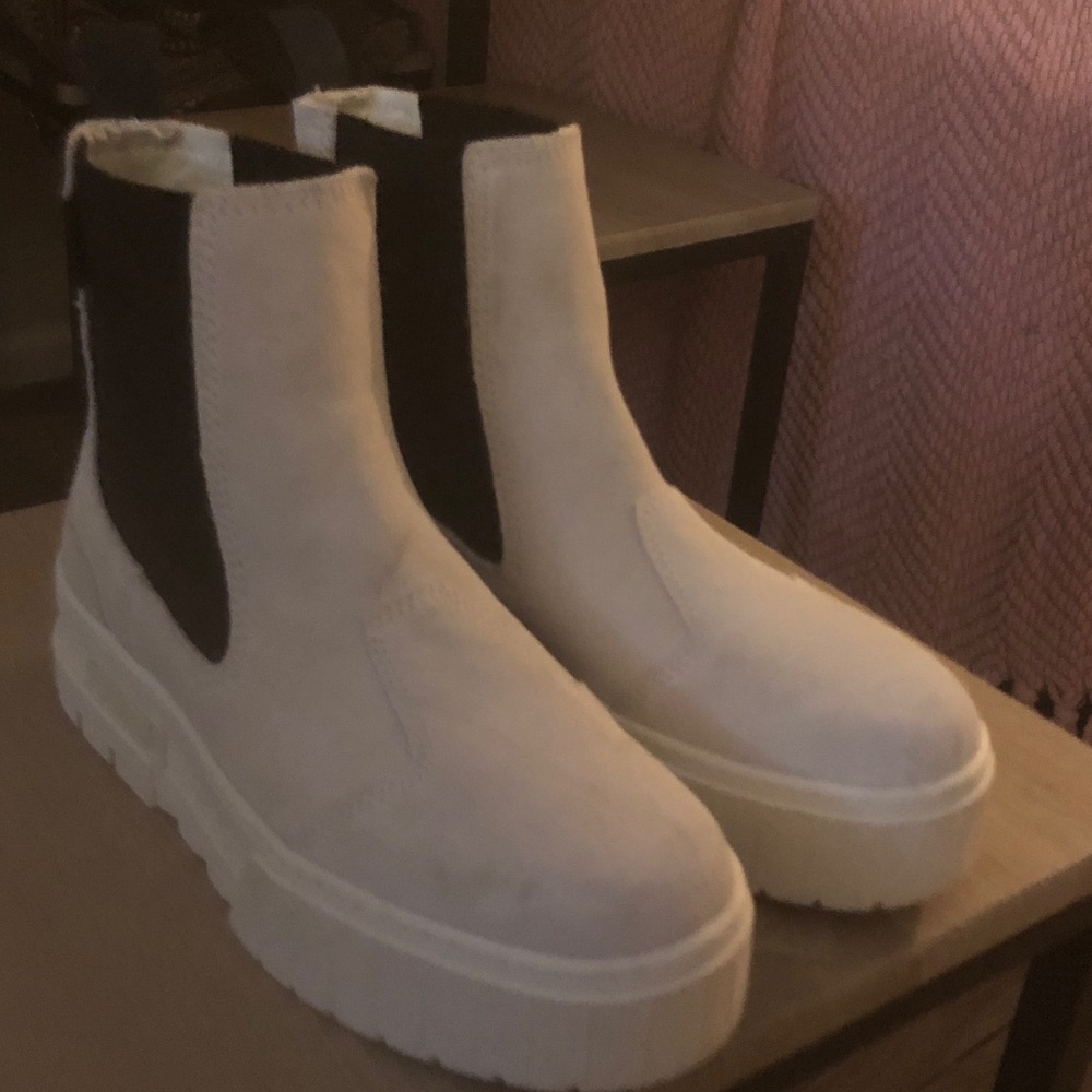 EUC Ladies size: 7.5 Mayze Chelsea Suede Women's Boots